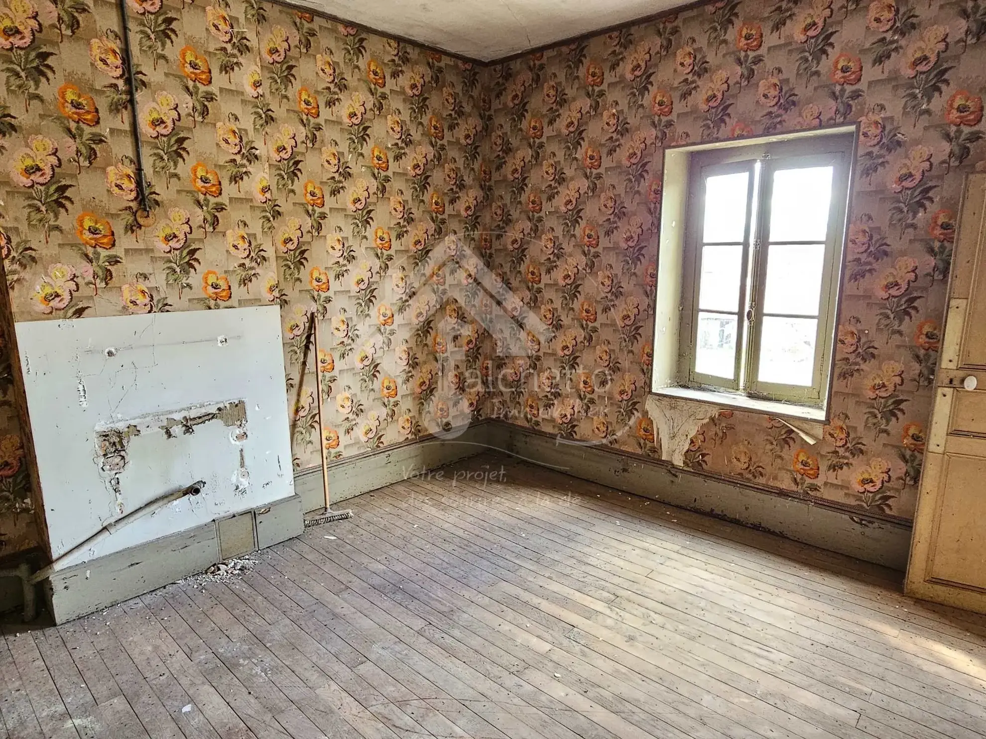 Charmante maison de village à Beaulon à rénover avec cour et garage 