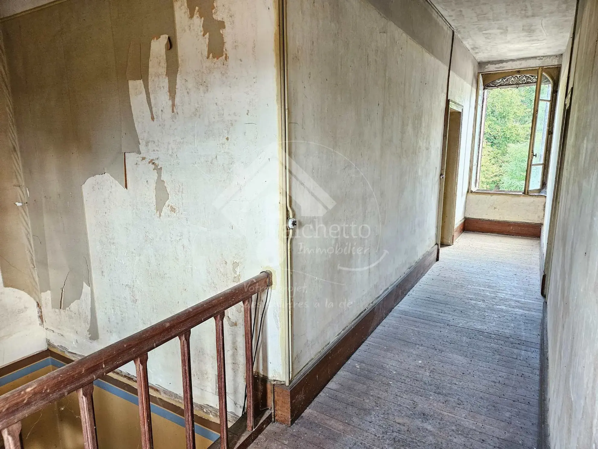 Charmante maison de village à Beaulon à rénover avec cour et garage 