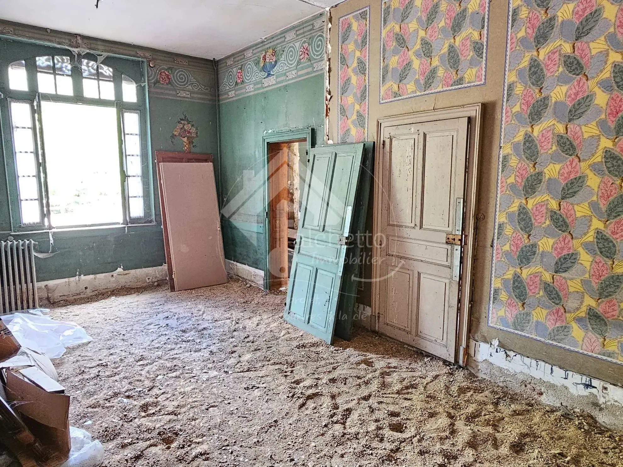 Charmante maison de village à Beaulon à rénover avec cour et garage 