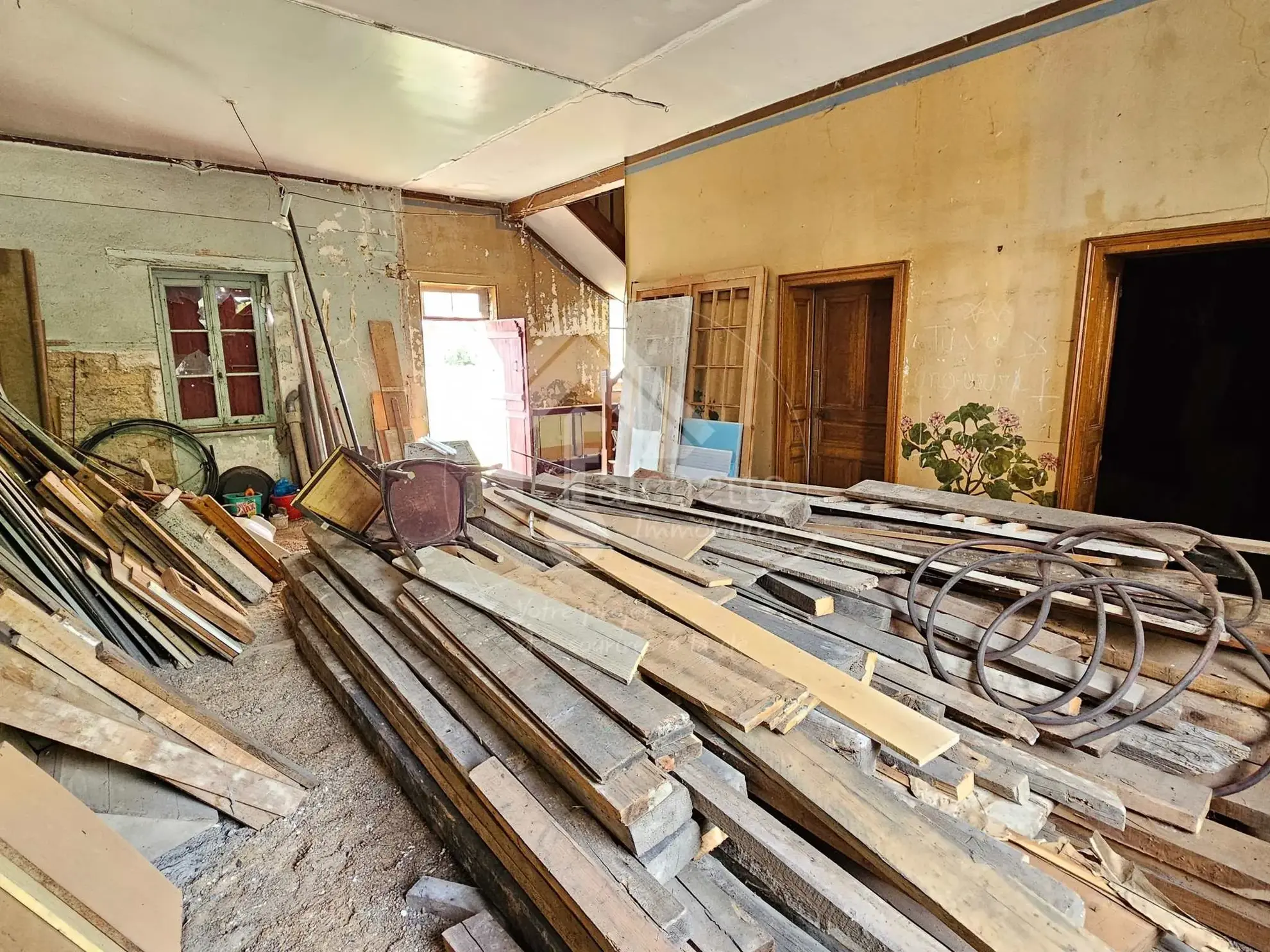 Charmante maison de village à Beaulon à rénover avec cour et garage 