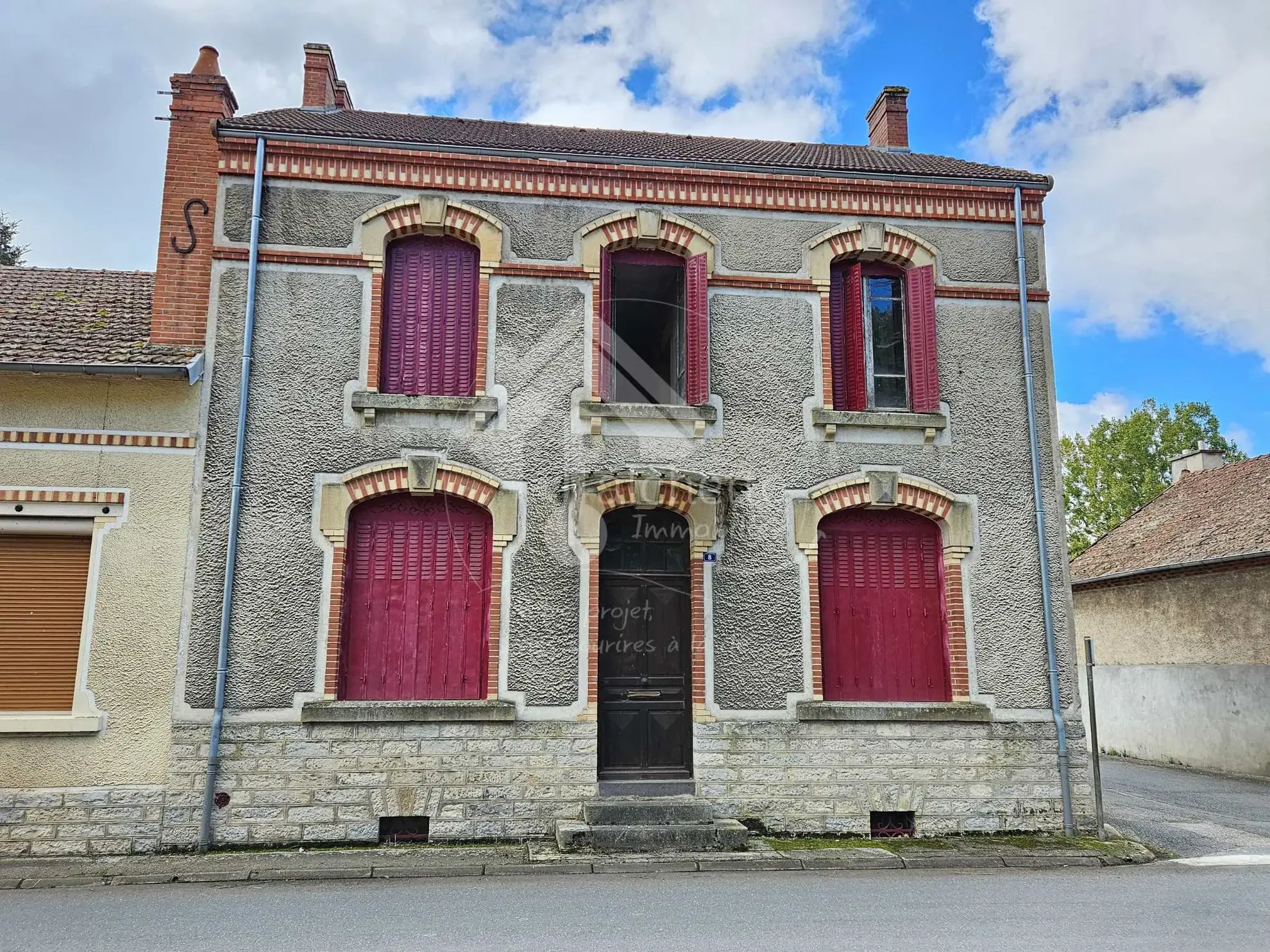 Charmante maison de village à Beaulon à rénover avec cour et garage 