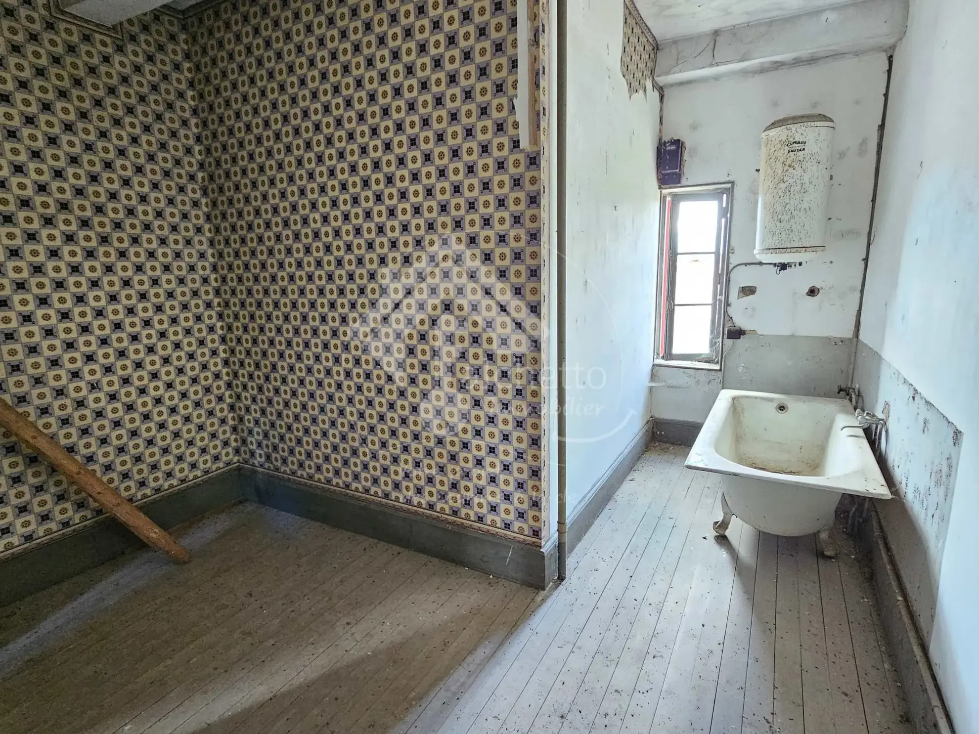 Charmante maison de village à Beaulon à rénover avec cour et garage 