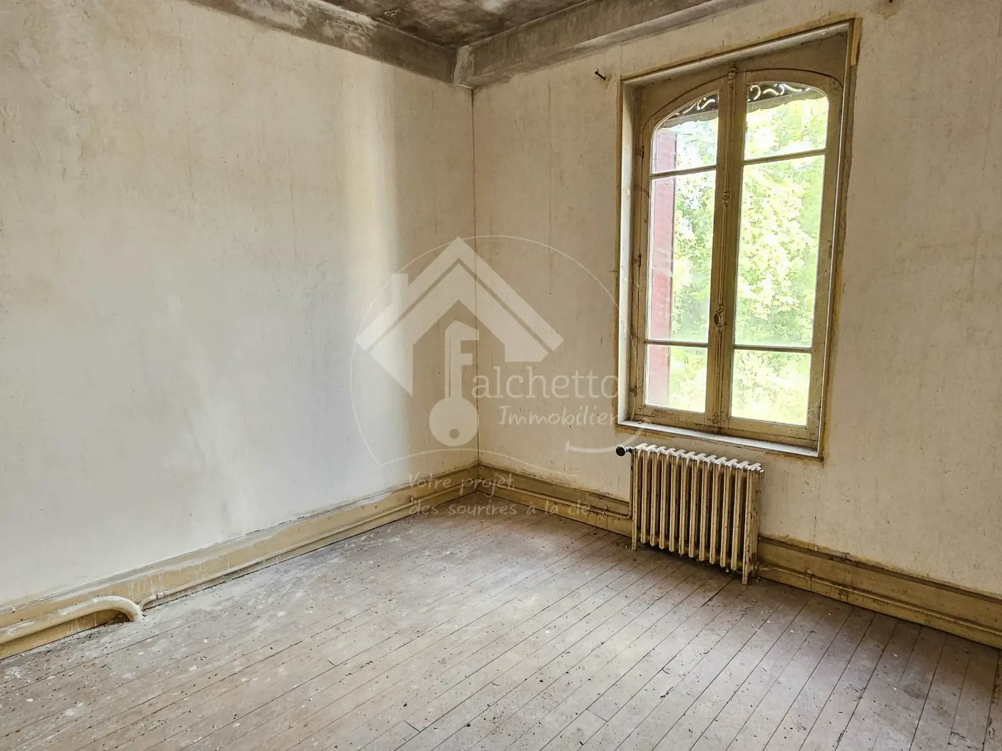 Charmante maison de village à Beaulon à rénover avec cour et garage 