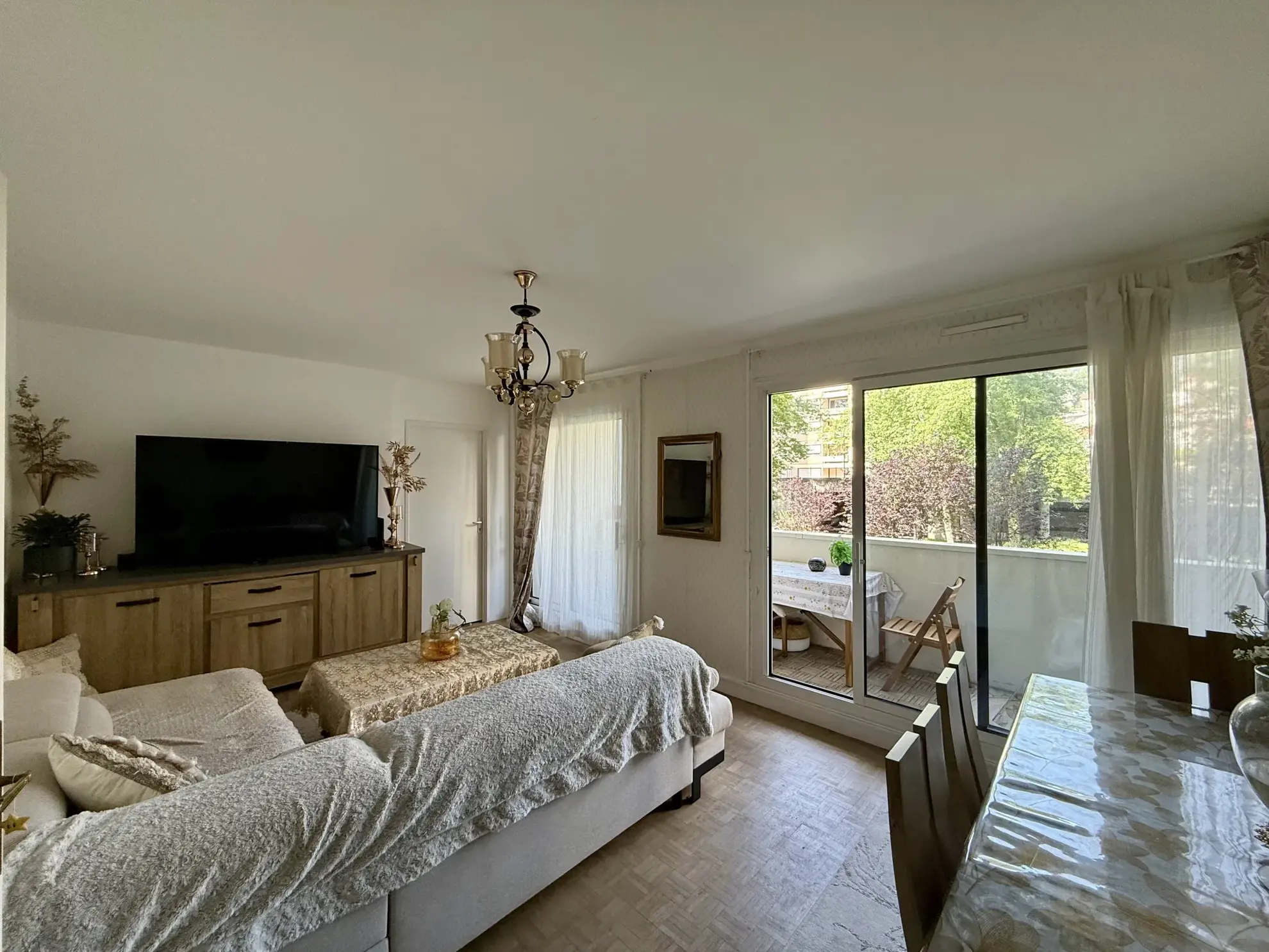 Appartement F5 lumineux de 98,16 m2 avec balcons, cave et garage à Saint-Étienne 