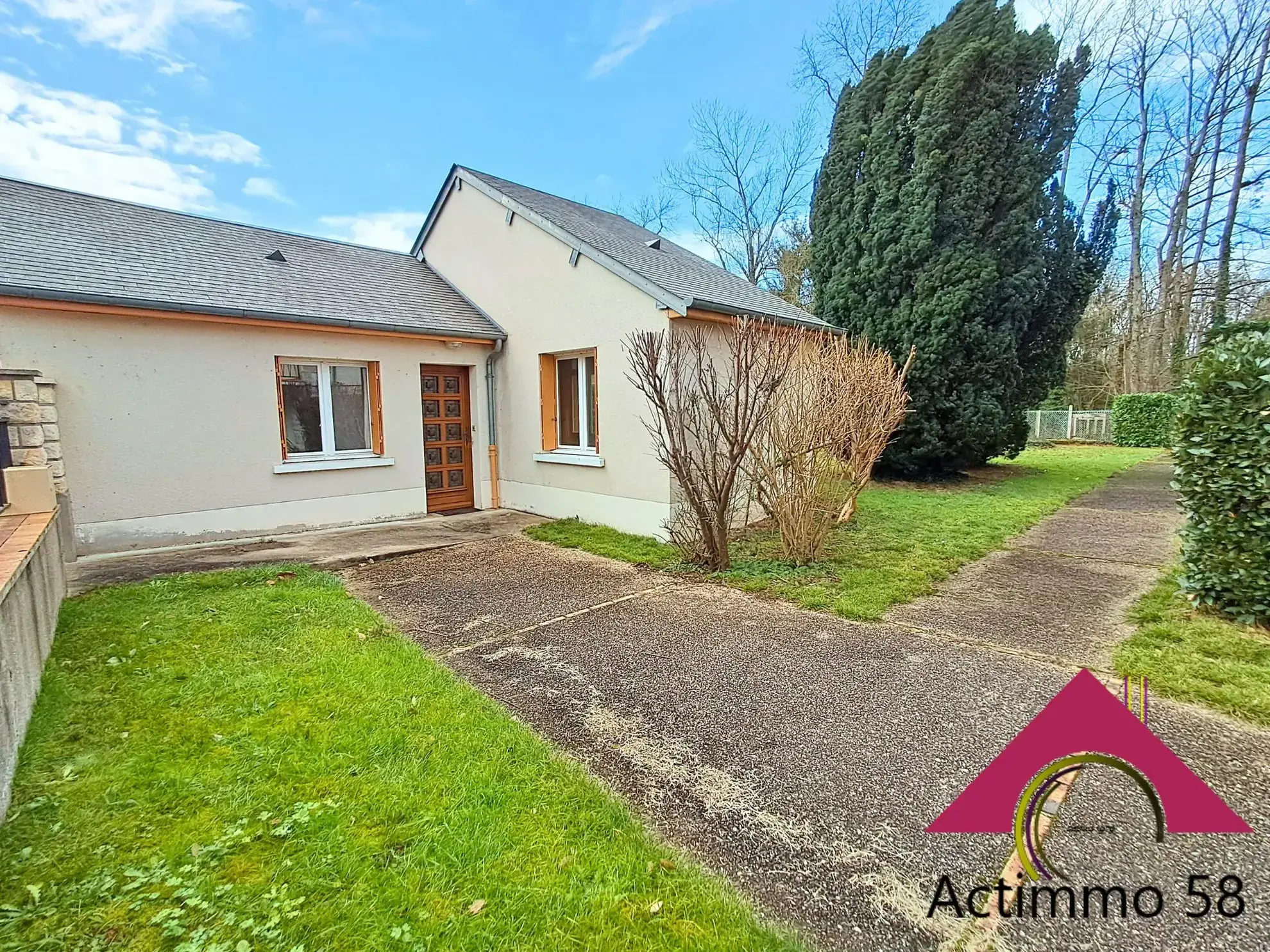 Vente d'une maison avec studio indépendant à Jouet-sur-l'Aubois près de Nevers 