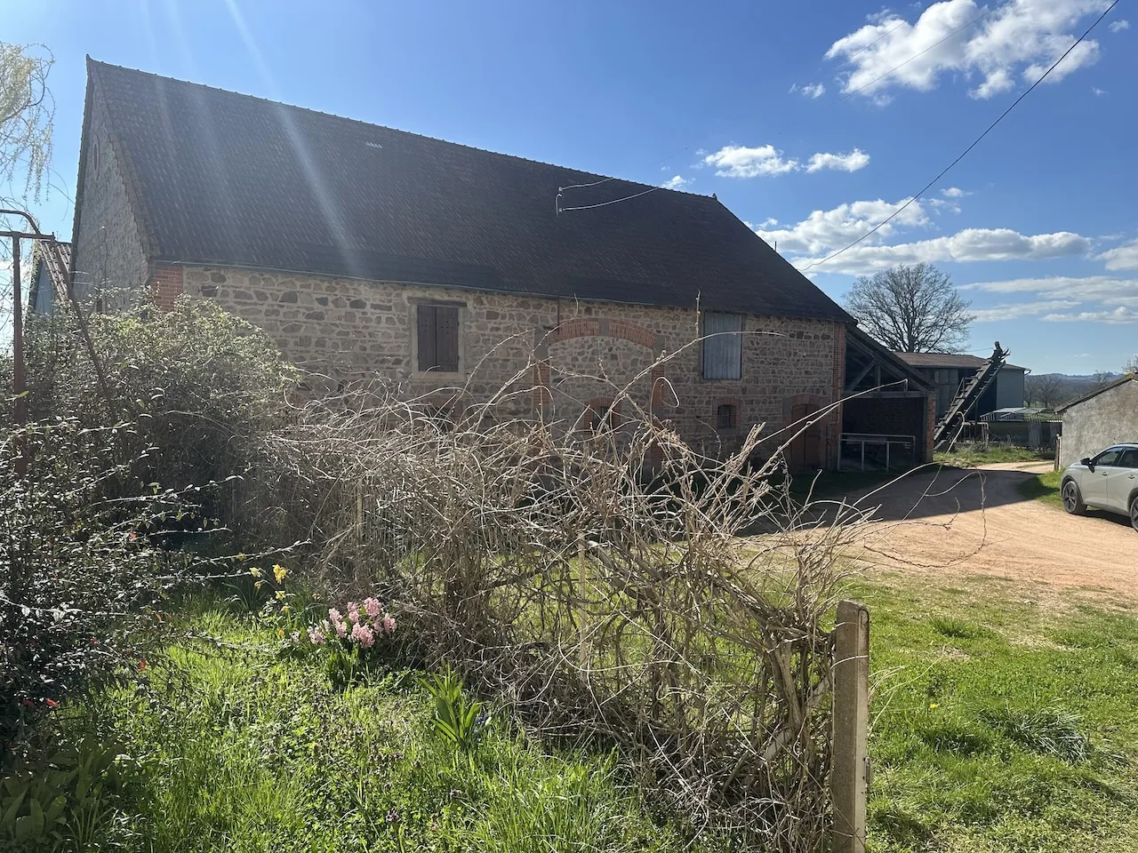 Ferme mitoyenne à Urbise avec 4 hectares, dépendances et vue dégagée 