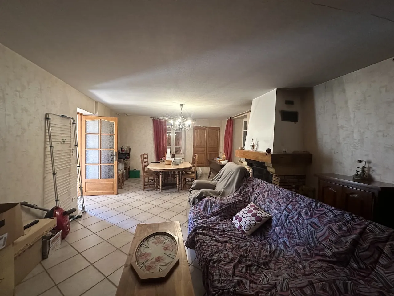 Ferme mitoyenne à Urbise avec 4 hectares, dépendances et vue dégagée 