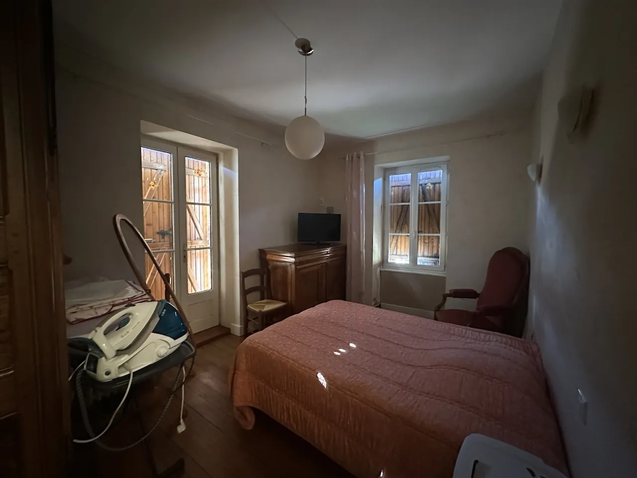 Ferme mitoyenne à Urbise avec 4 hectares, dépendances et vue dégagée 