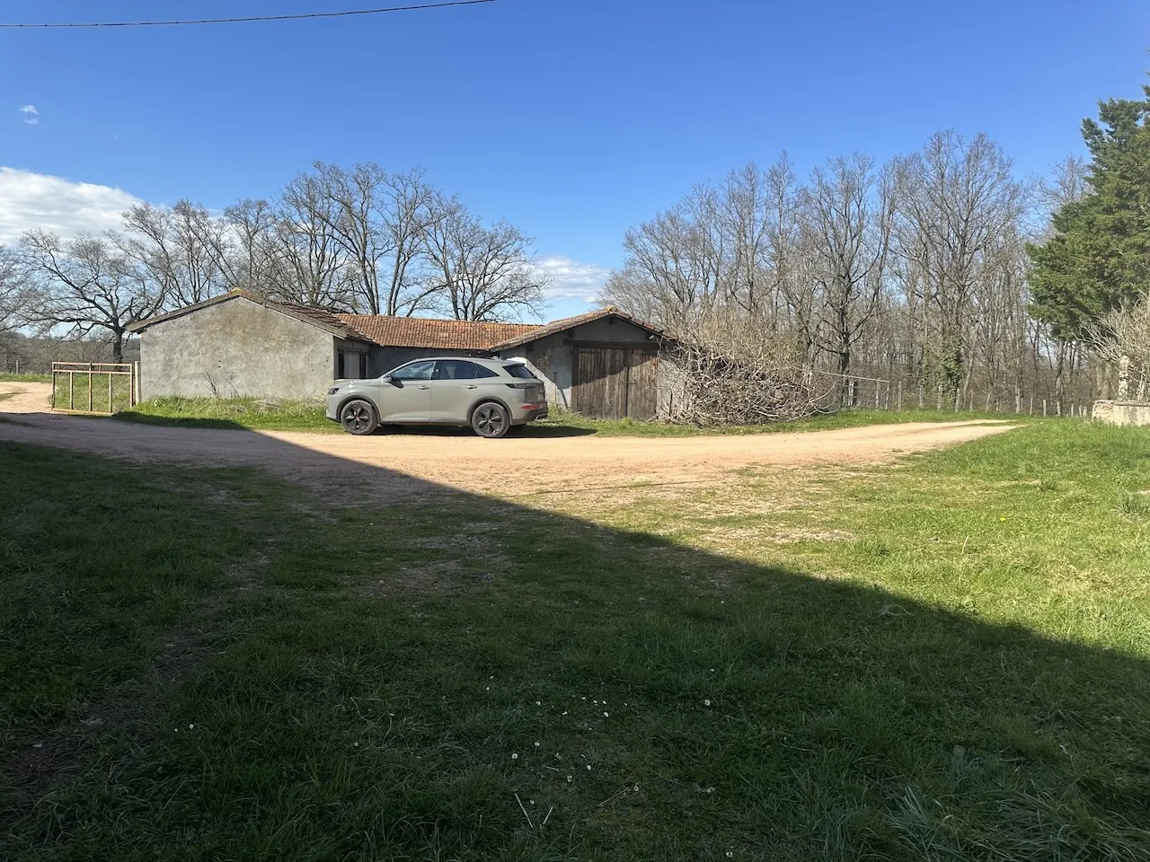 Ferme mitoyenne à Urbise avec 4 hectares, dépendances et vue dégagée 