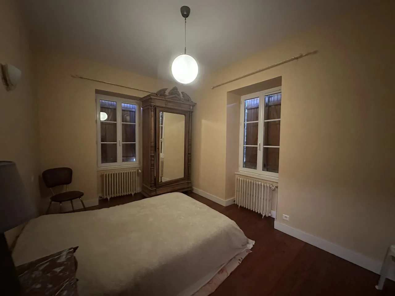 Ferme mitoyenne à Urbise avec 4 hectares, dépendances et vue dégagée 