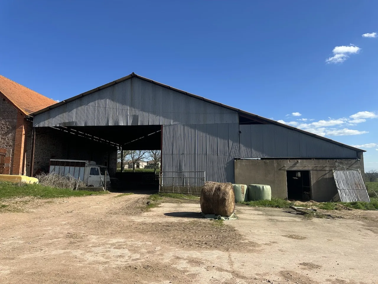 Ferme mitoyenne à Urbise avec 4 hectares, dépendances et vue dégagée 