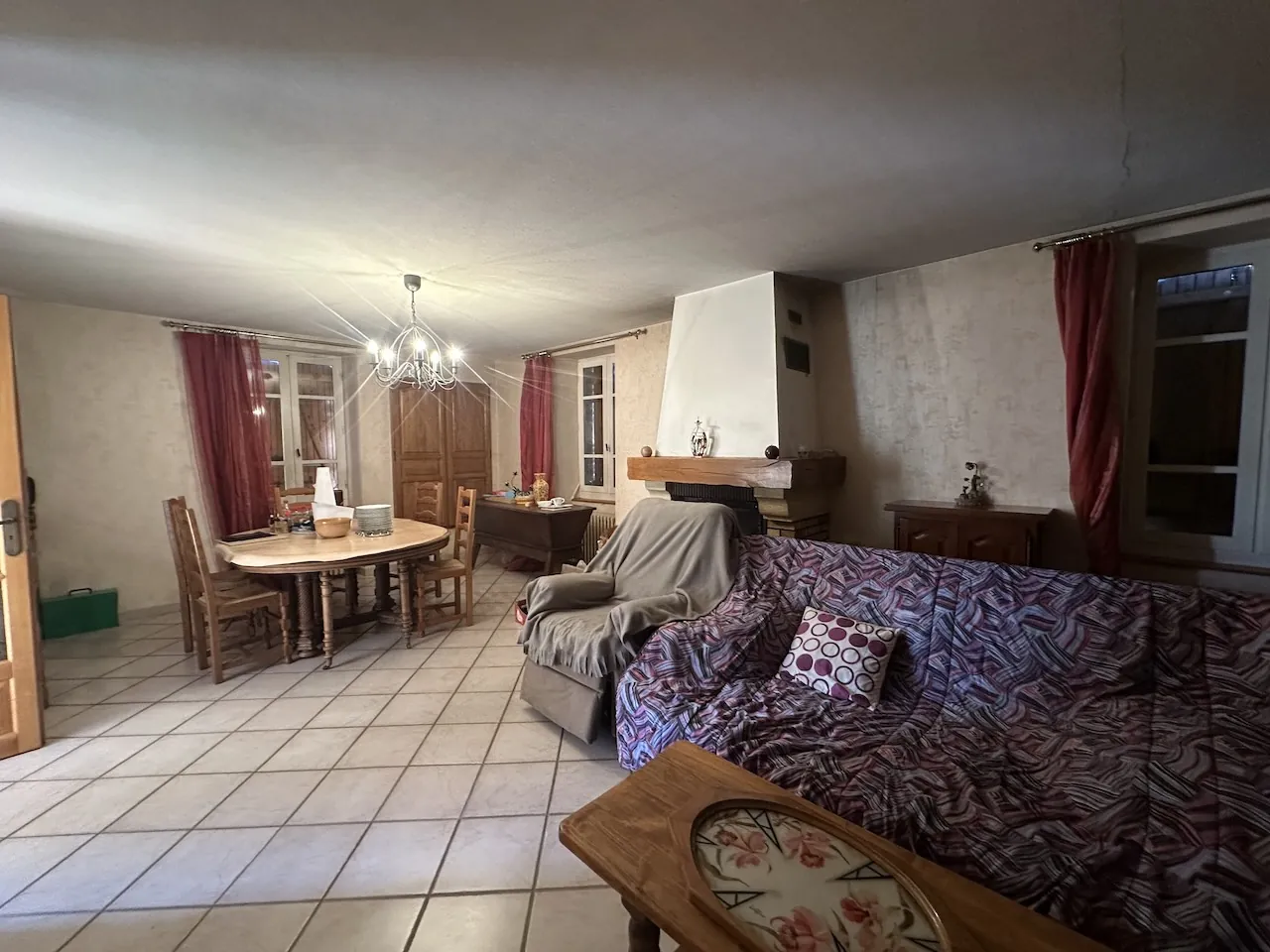 Ferme mitoyenne à Urbise avec 4 hectares, dépendances et vue dégagée 