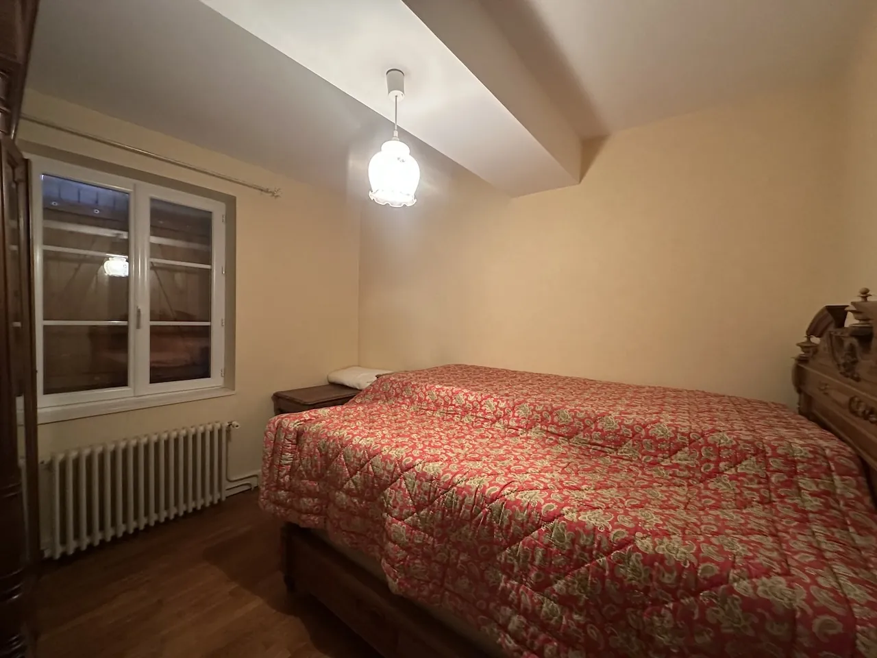 Ferme mitoyenne à Urbise avec 4 hectares, dépendances et vue dégagée 