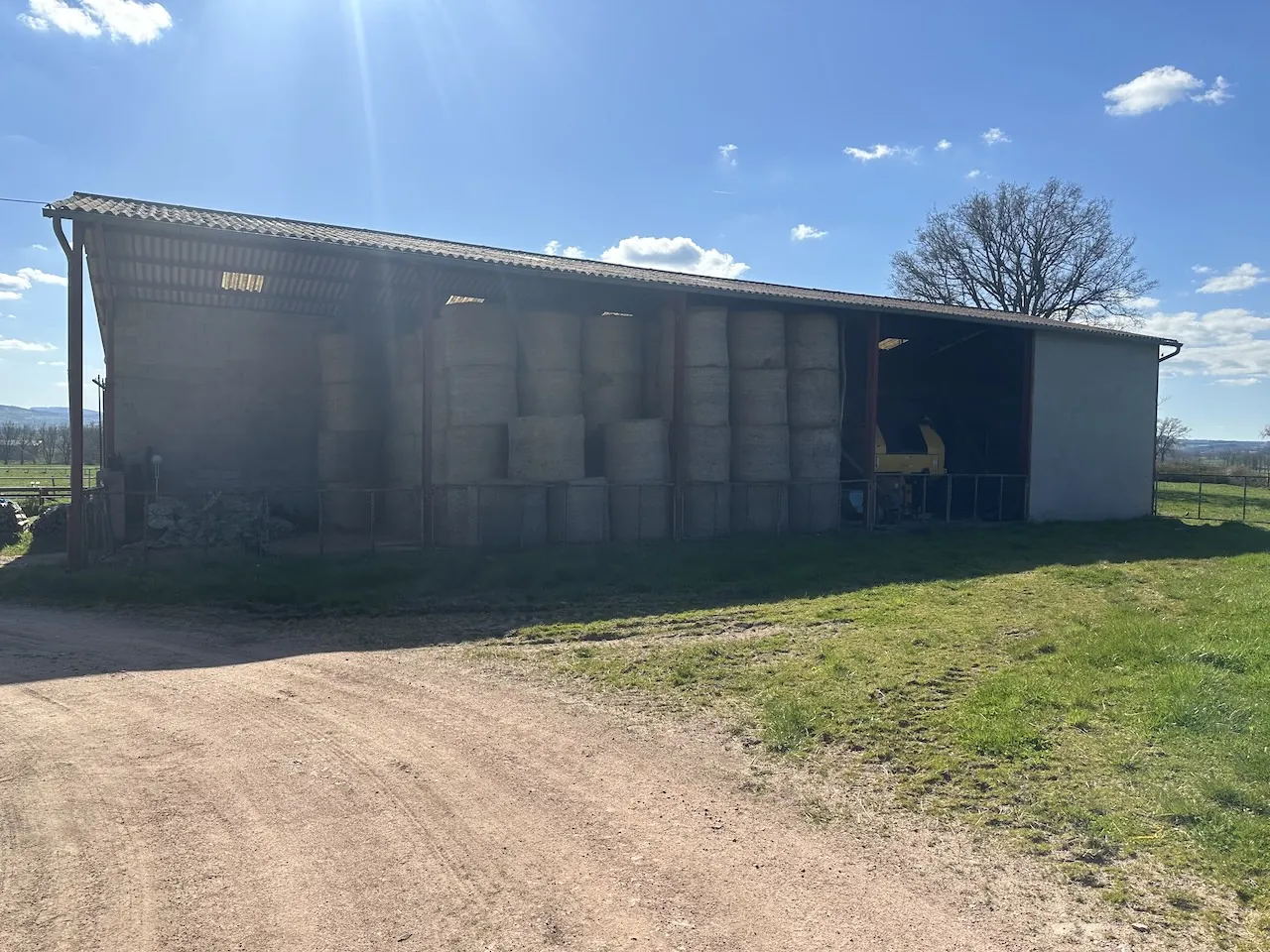 Ferme mitoyenne à Urbise avec 4 hectares, dépendances et vue dégagée 