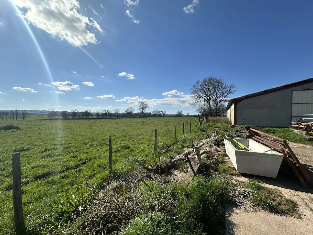 Ferme mitoyenne à Urbise avec 4 hectares, dépendances et vue dégagée 