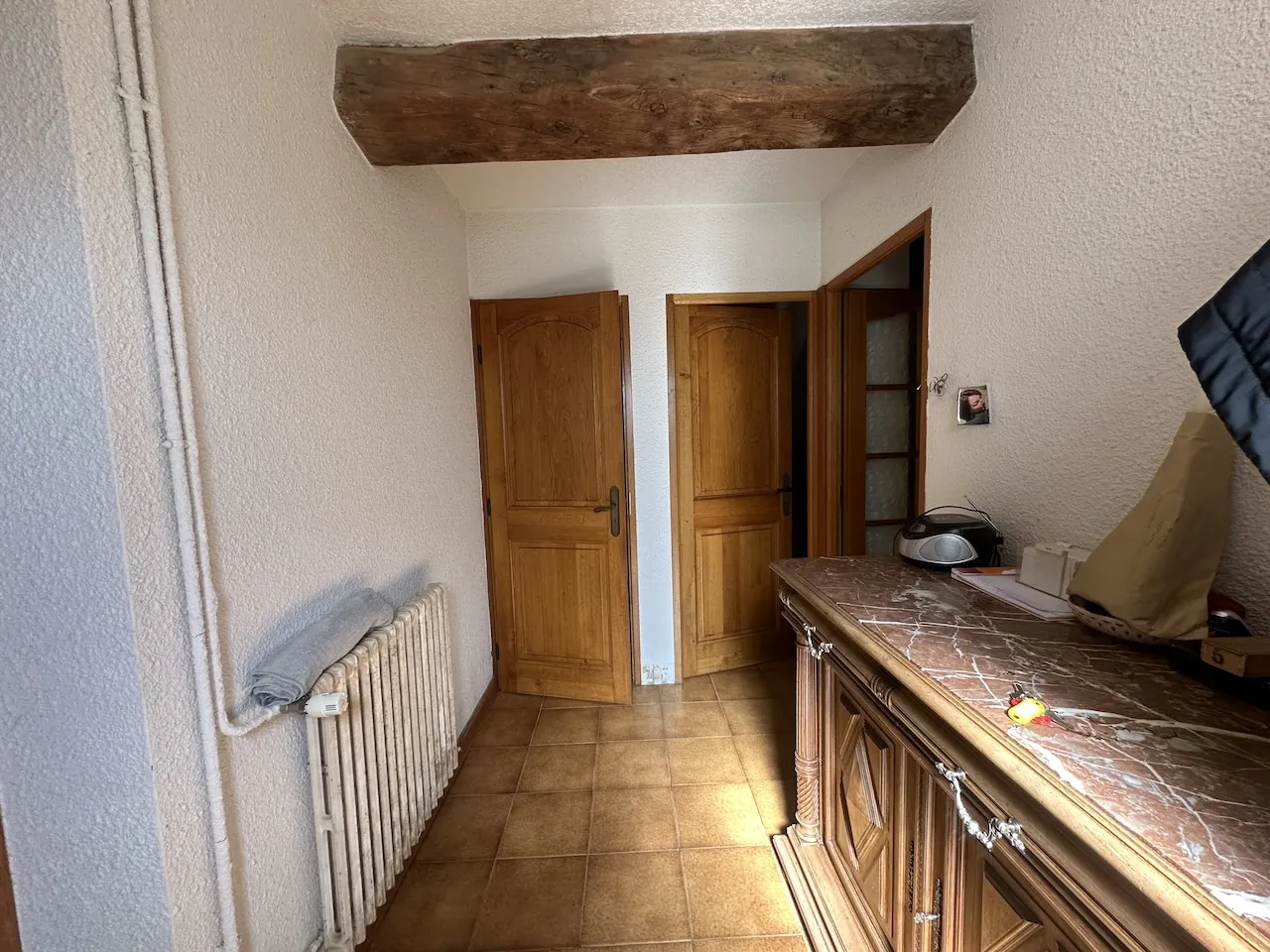 Ferme mitoyenne à Urbise avec 4 hectares, dépendances et vue dégagée 