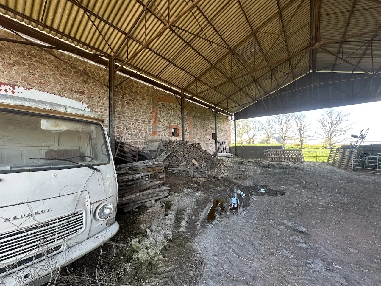 Ferme mitoyenne à Urbise avec 4 hectares, dépendances et vue dégagée 