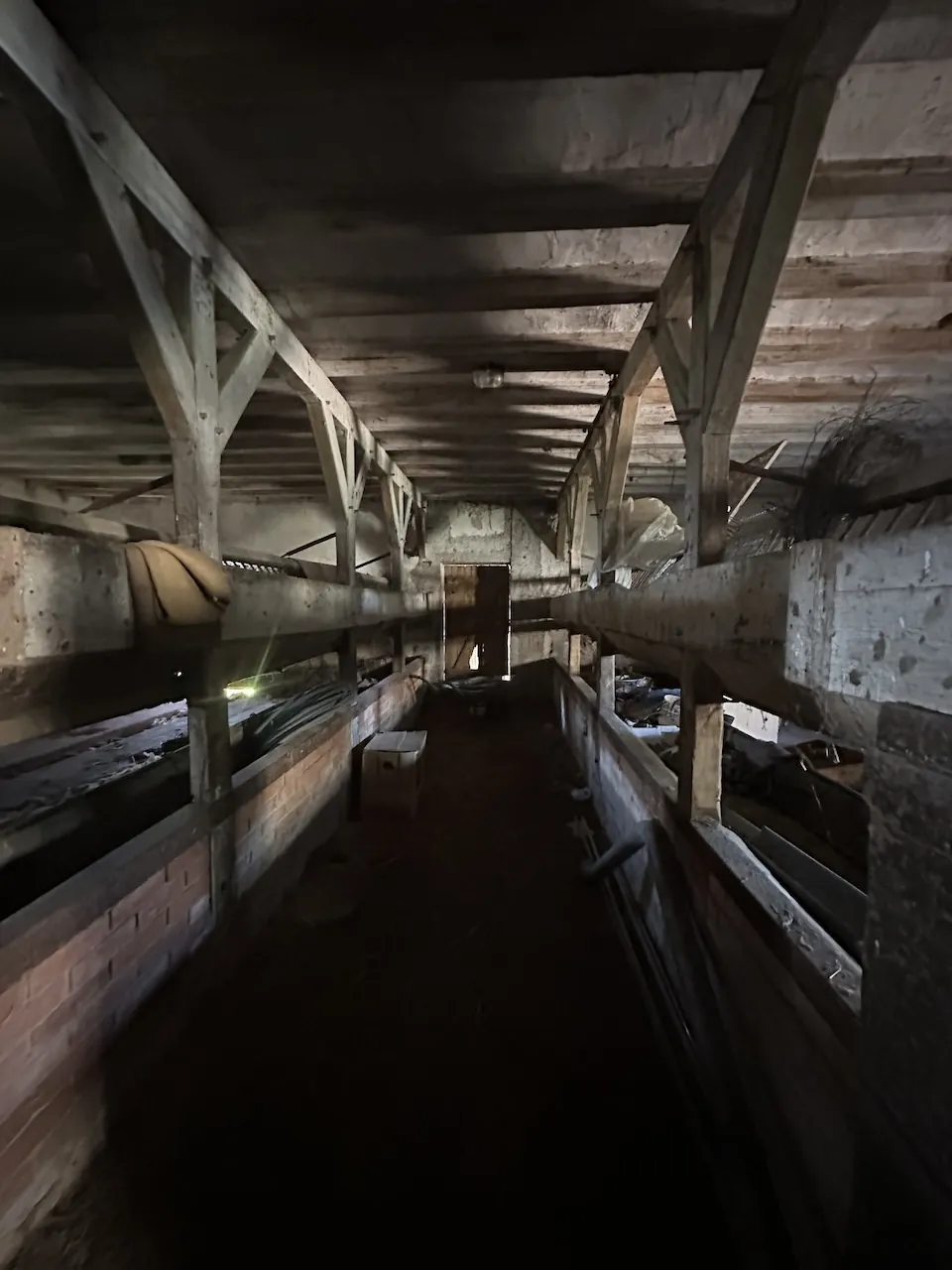 Ferme mitoyenne à Urbise avec 4 hectares, dépendances et vue dégagée 