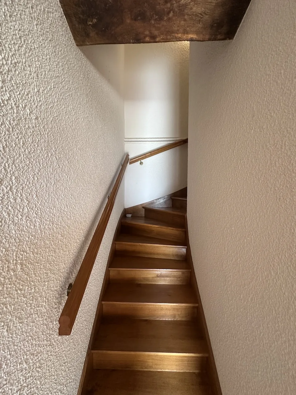 Ferme mitoyenne à Urbise avec 4 hectares, dépendances et vue dégagée 