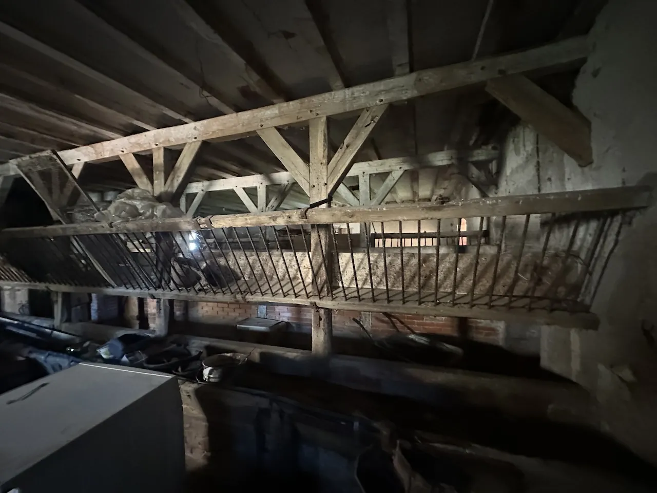 Ferme mitoyenne à Urbise avec 4 hectares, dépendances et vue dégagée 