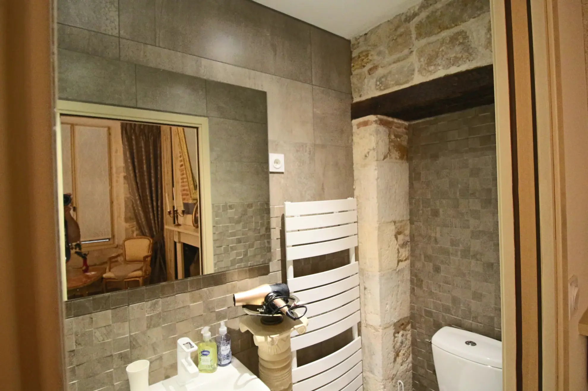 Maison de village en pierre rénovée à Puy-l’Évêque, Lot 