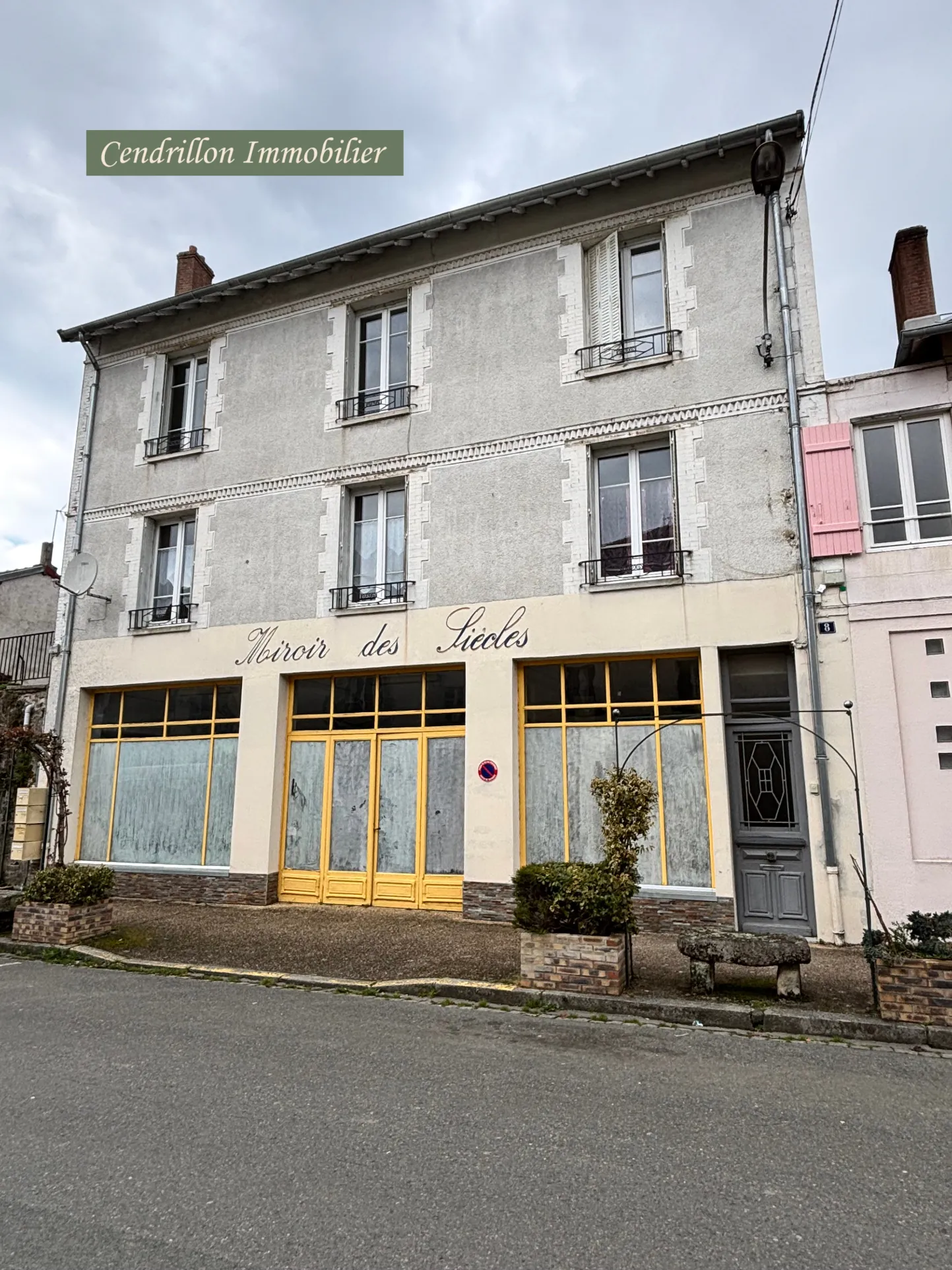 Grand immeuble avec trois appartements et garage à Bourganeuf proche Limoges