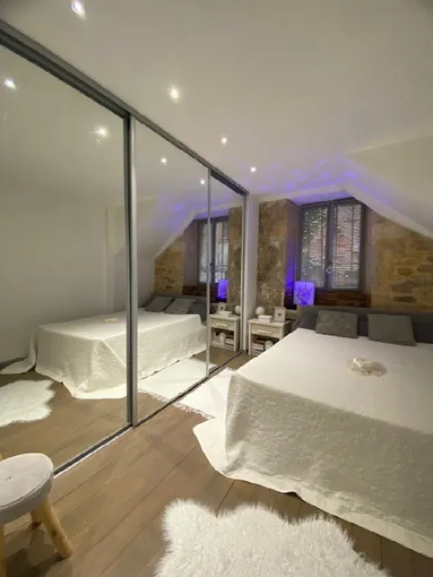 Maison de village en pierre rénovée à Puy-l’Évêque, Lot 