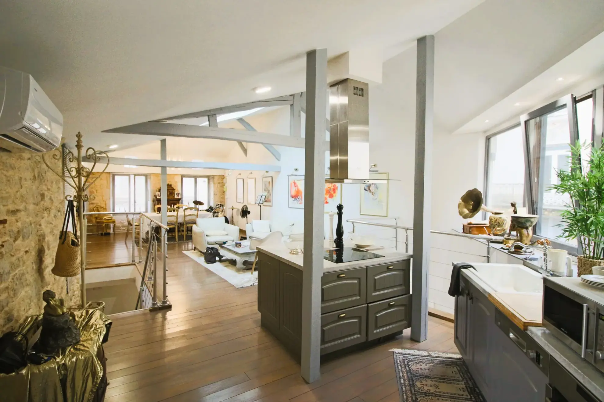 Maison de village en pierre rénovée à Puy-l’Évêque, Lot 