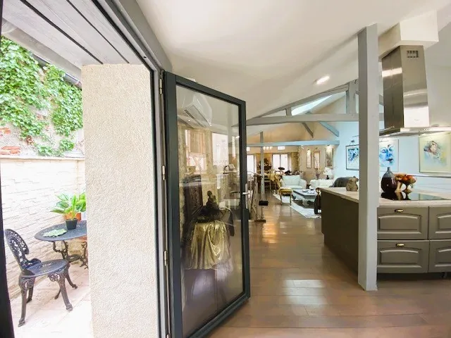 Maison de village en pierre rénovée à Puy-l’Évêque, Lot 