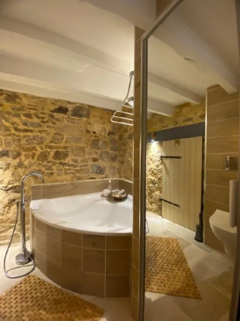 Maison de village en pierre rénovée à Puy-l’Évêque, Lot 