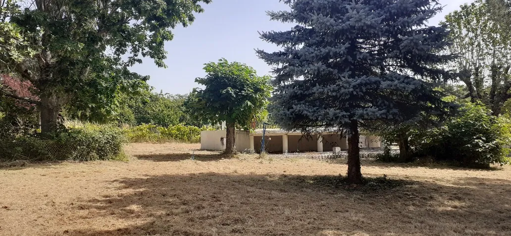 Terrain constructible de 1340 m² avec maison à reconstruire à La Réole 