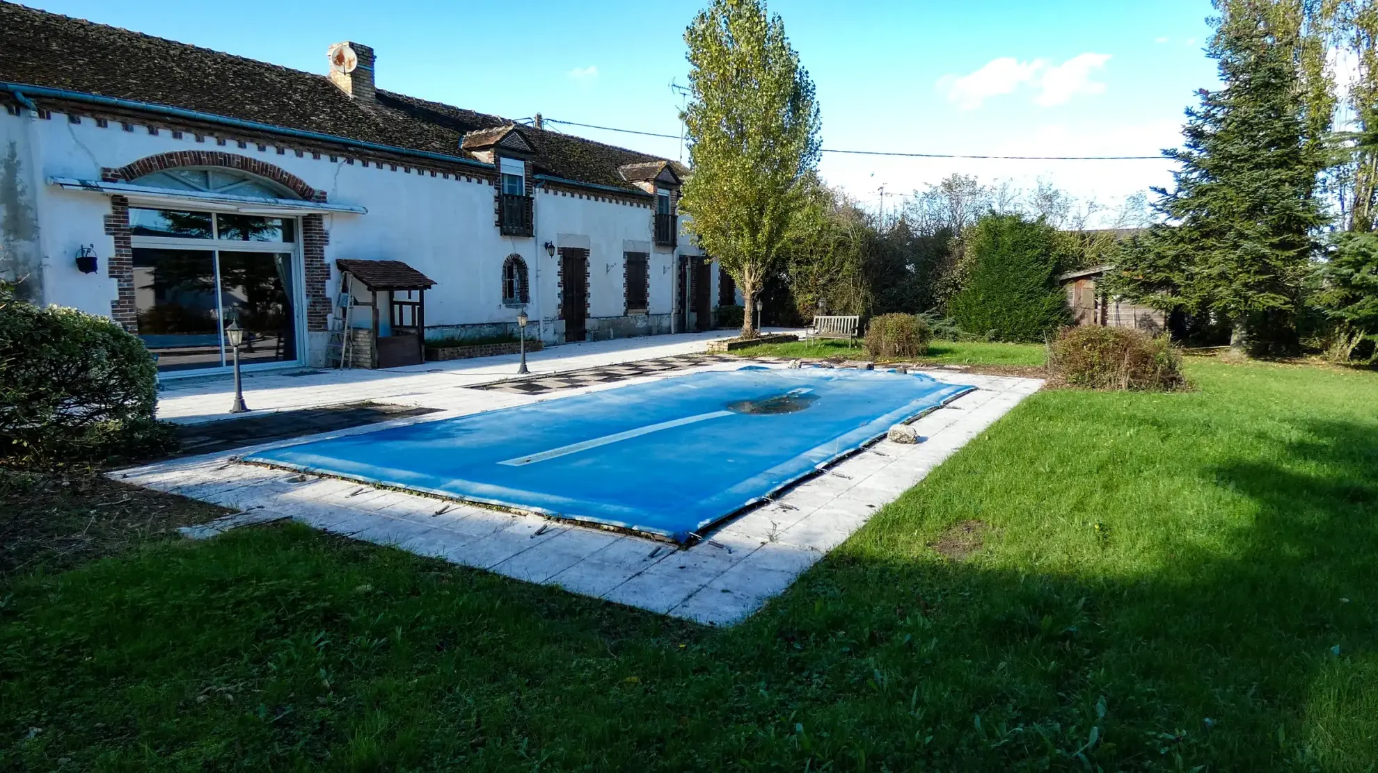 Longère à Pannes de 251 m2 avec piscine, jardin, proche Paris 