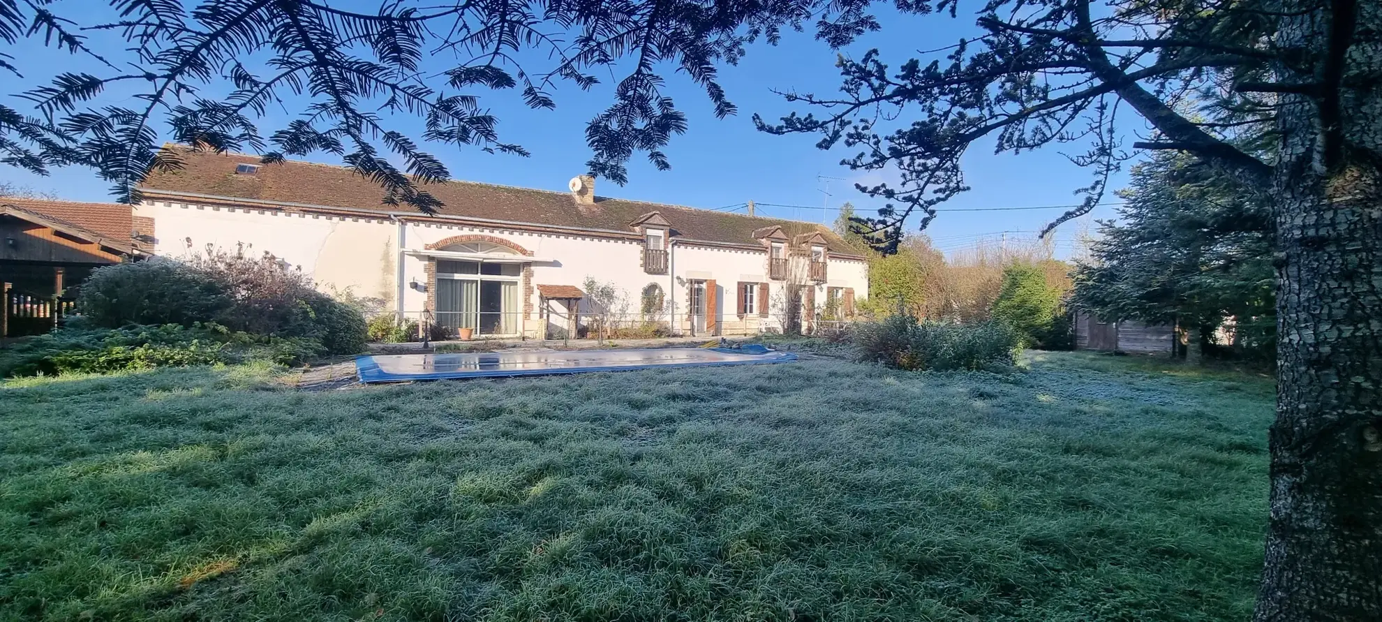 Longère à Pannes de 251 m2 avec piscine, jardin, proche Paris 