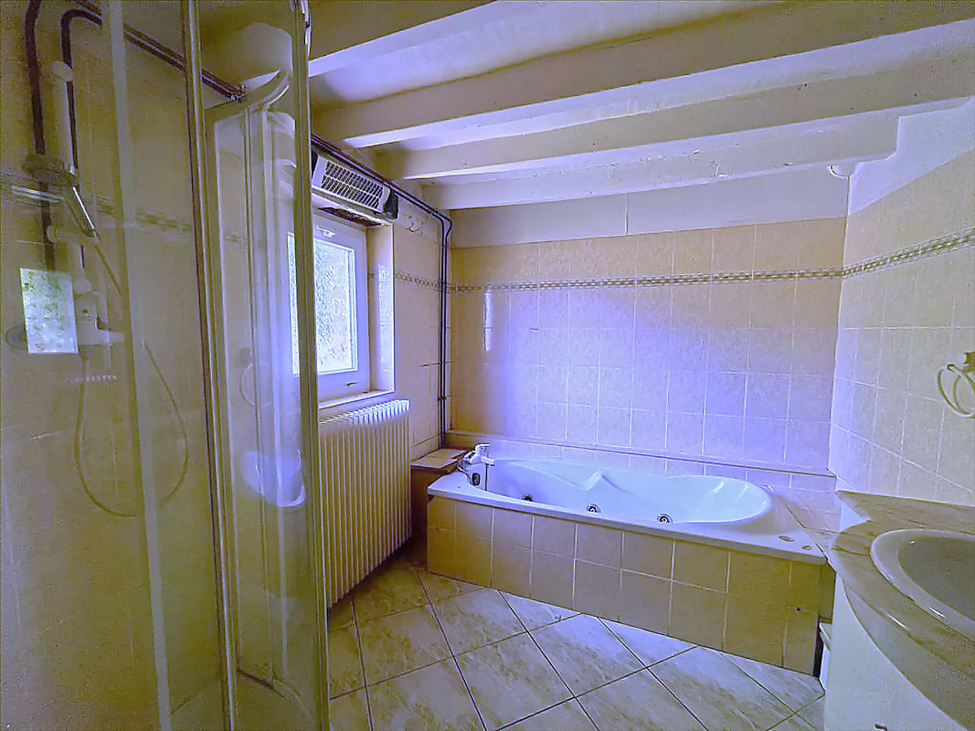 Longère à Pannes de 251 m2 avec piscine, jardin, proche Paris 