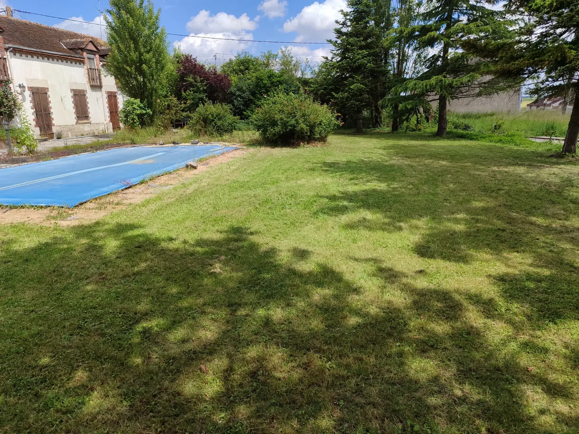 Longère à Pannes de 251 m2 avec piscine, jardin, proche Paris 