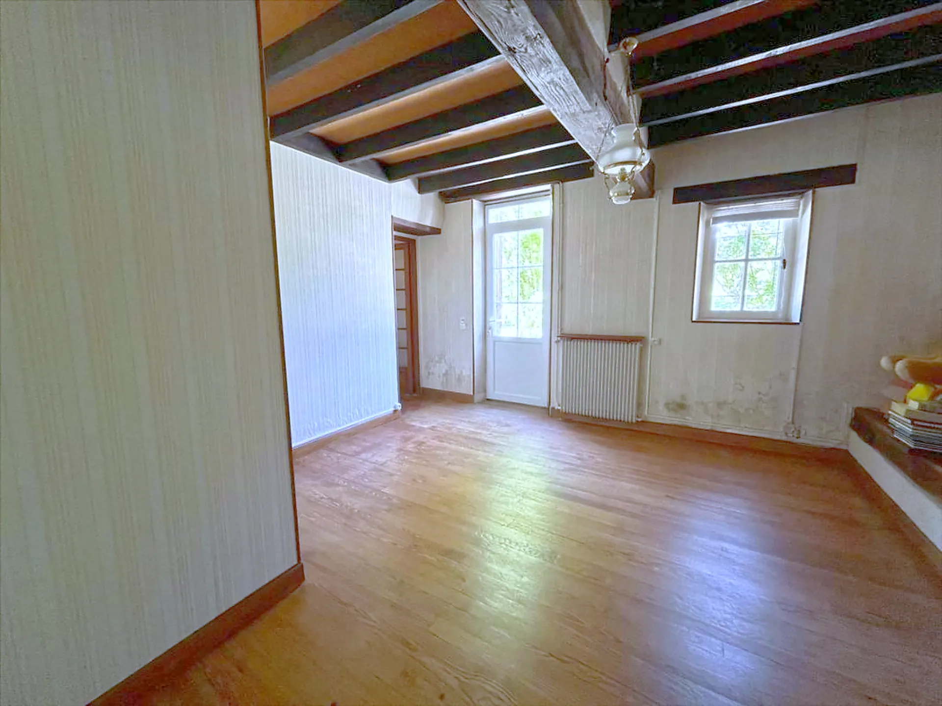 Longère à Pannes de 251 m2 avec piscine, jardin, proche Paris 