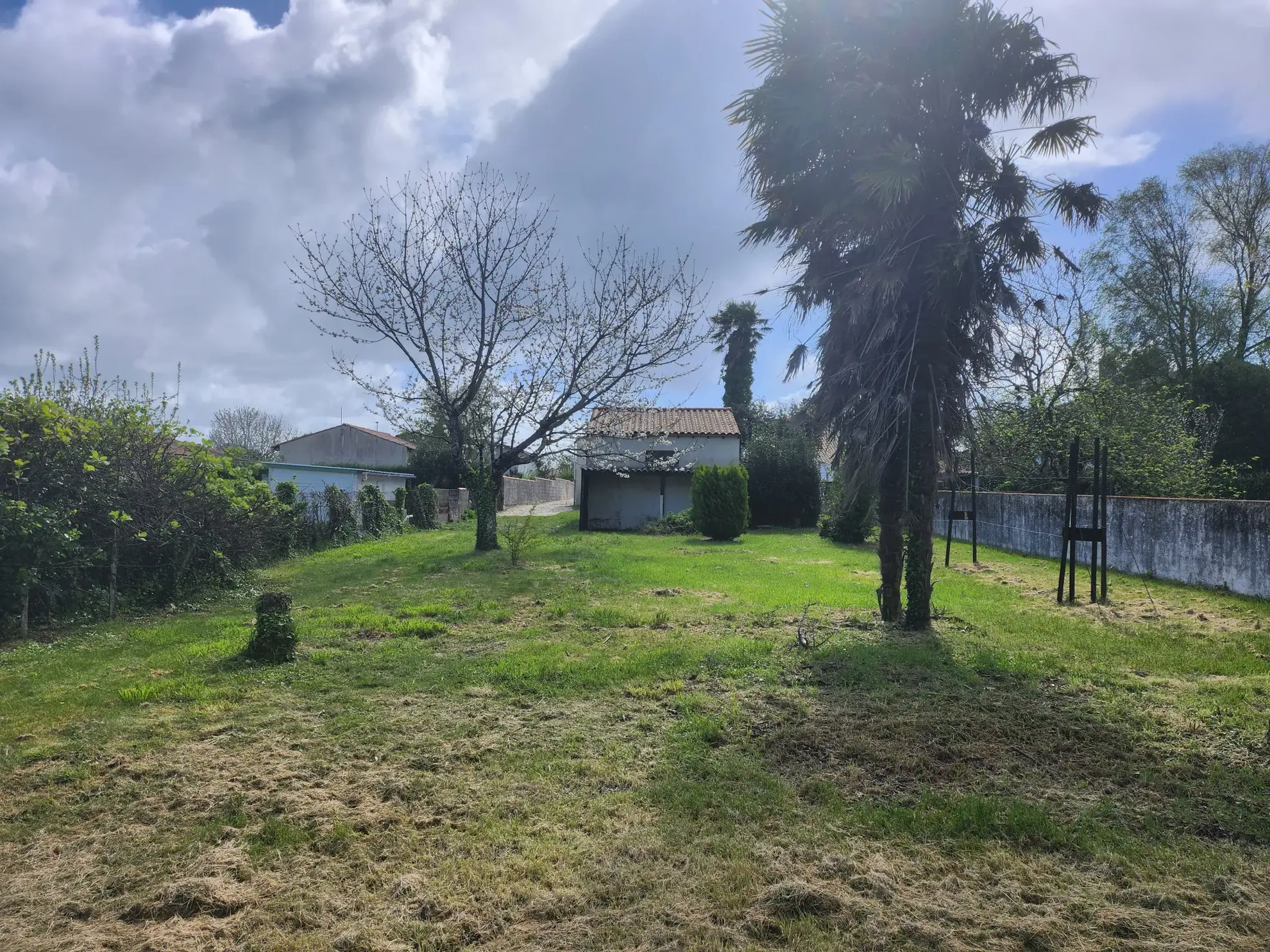 Terrain constructible viabilisé de 835 m² à Saint Palais sur Mer 