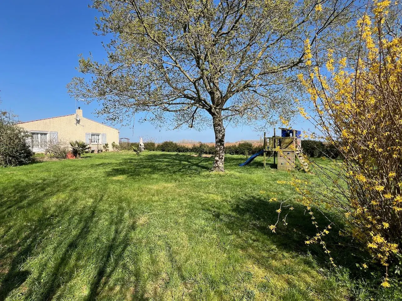 Maison familiale avec jardin à Thiré - 150 m², garage et dépendances 