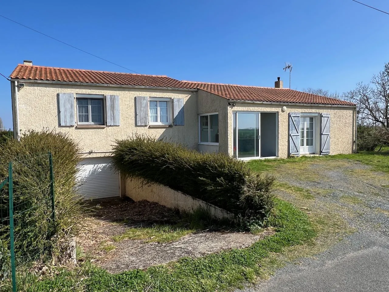 Maison familiale avec jardin à Thiré - 150 m², garage et dépendances