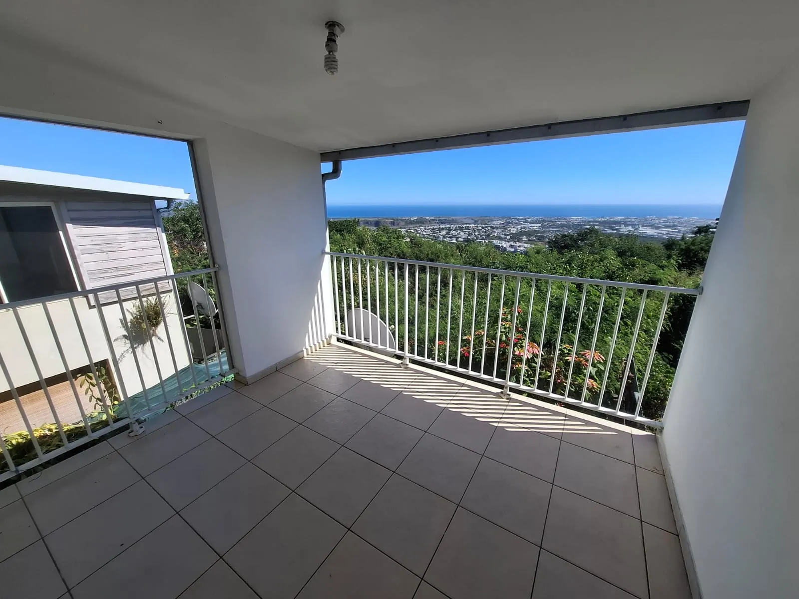 Maison mitoyenne à vendre à La Possession avec vue mer – 3 chambres et terrasse 