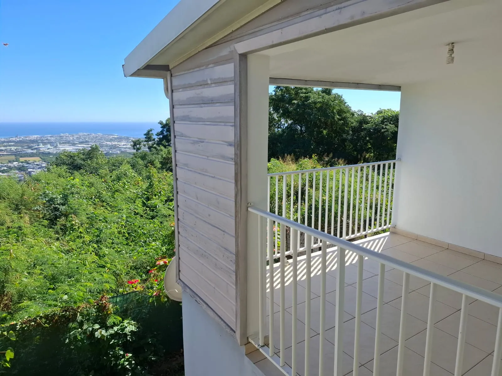 Maison mitoyenne à vendre à La Possession avec vue mer – 3 chambres et terrasse 