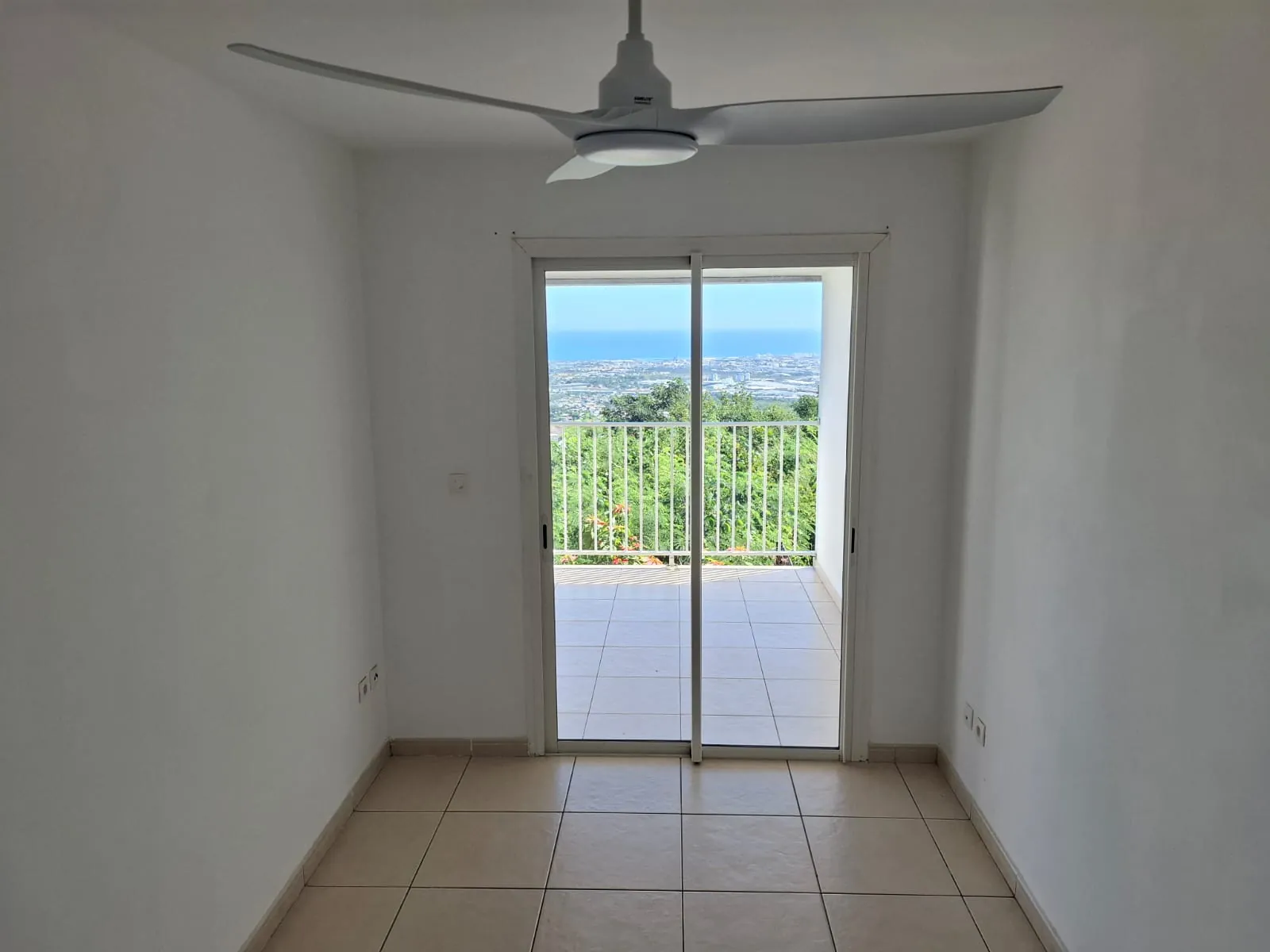 Maison mitoyenne à vendre à La Possession avec vue mer – 3 chambres et terrasse 