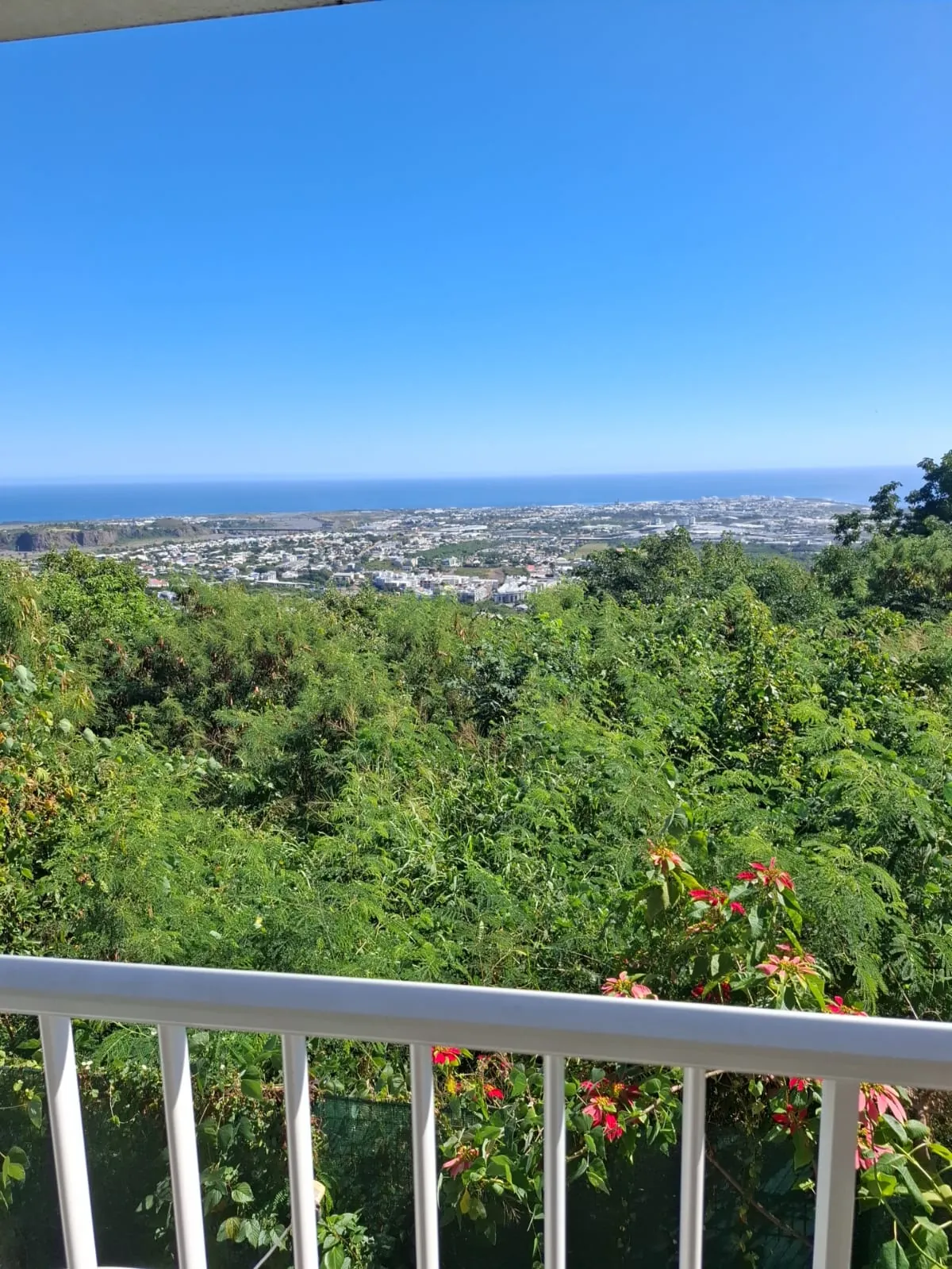 Maison mitoyenne à vendre à La Possession avec vue mer – 3 chambres et terrasse 