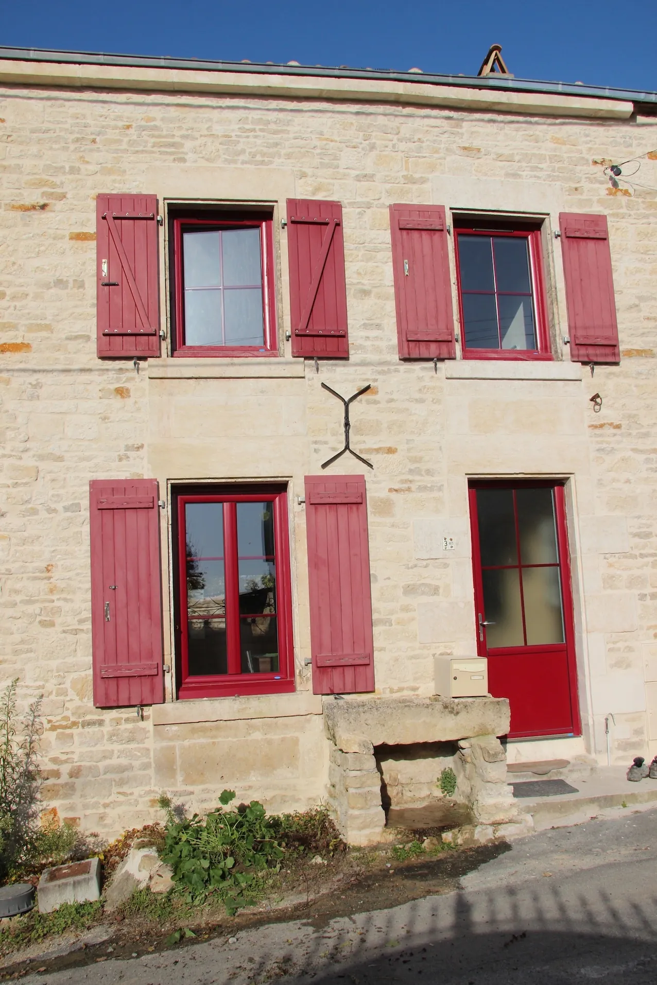 Belle maison en pierre avec jardin et terrain constructible à Sansais 