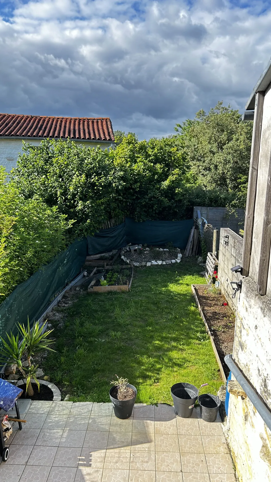 Belle maison en pierre avec jardin et terrain constructible à Sansais 