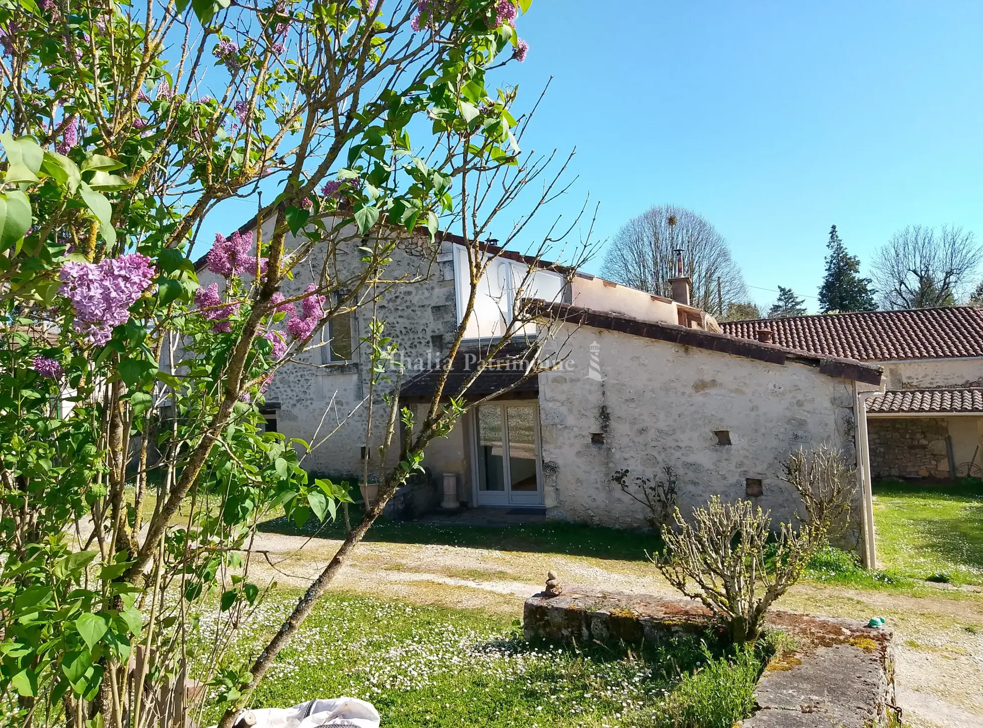 Belle maison en pierre de 160 m2 avec piscine et grand terrain dans le Périgord Vert