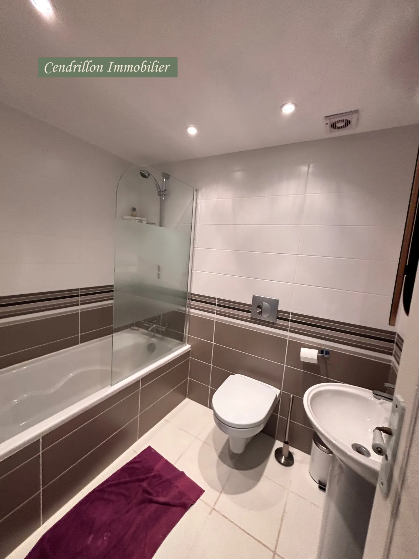 Maison de ville rénovée avec jardin et dépendance à Bourganeuf 