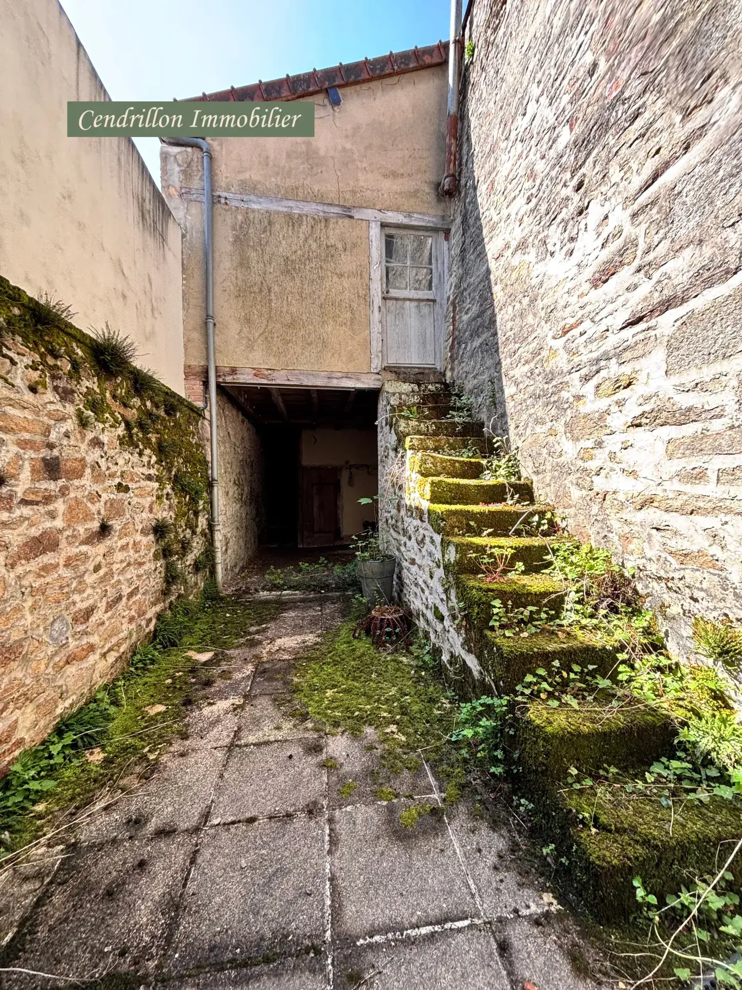 Maison de ville rénovée avec jardin et dépendance à Bourganeuf 