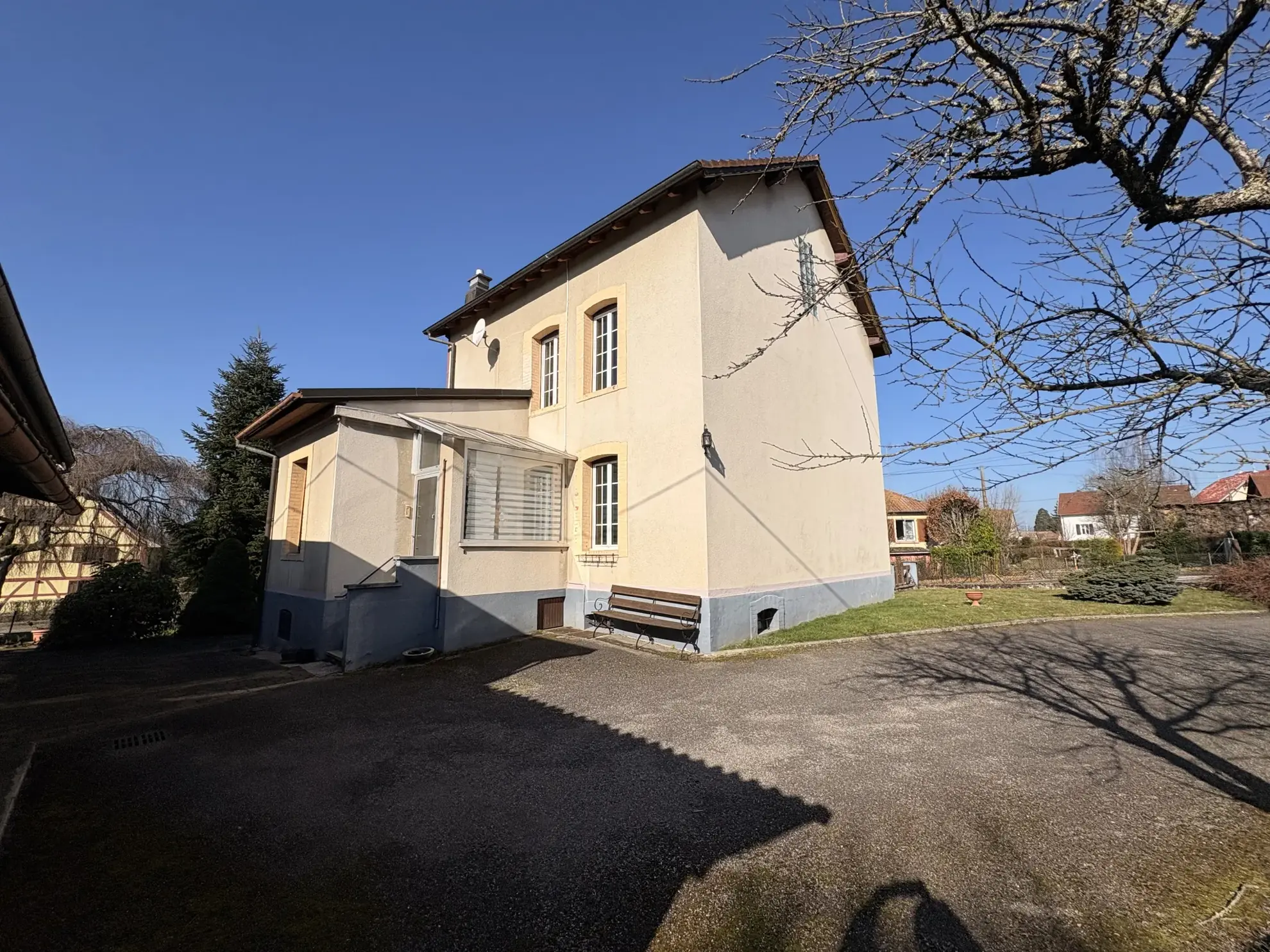 Maison spacieuse à Montreux-Vieux avec potentiel de transformation en plusieurs logements 