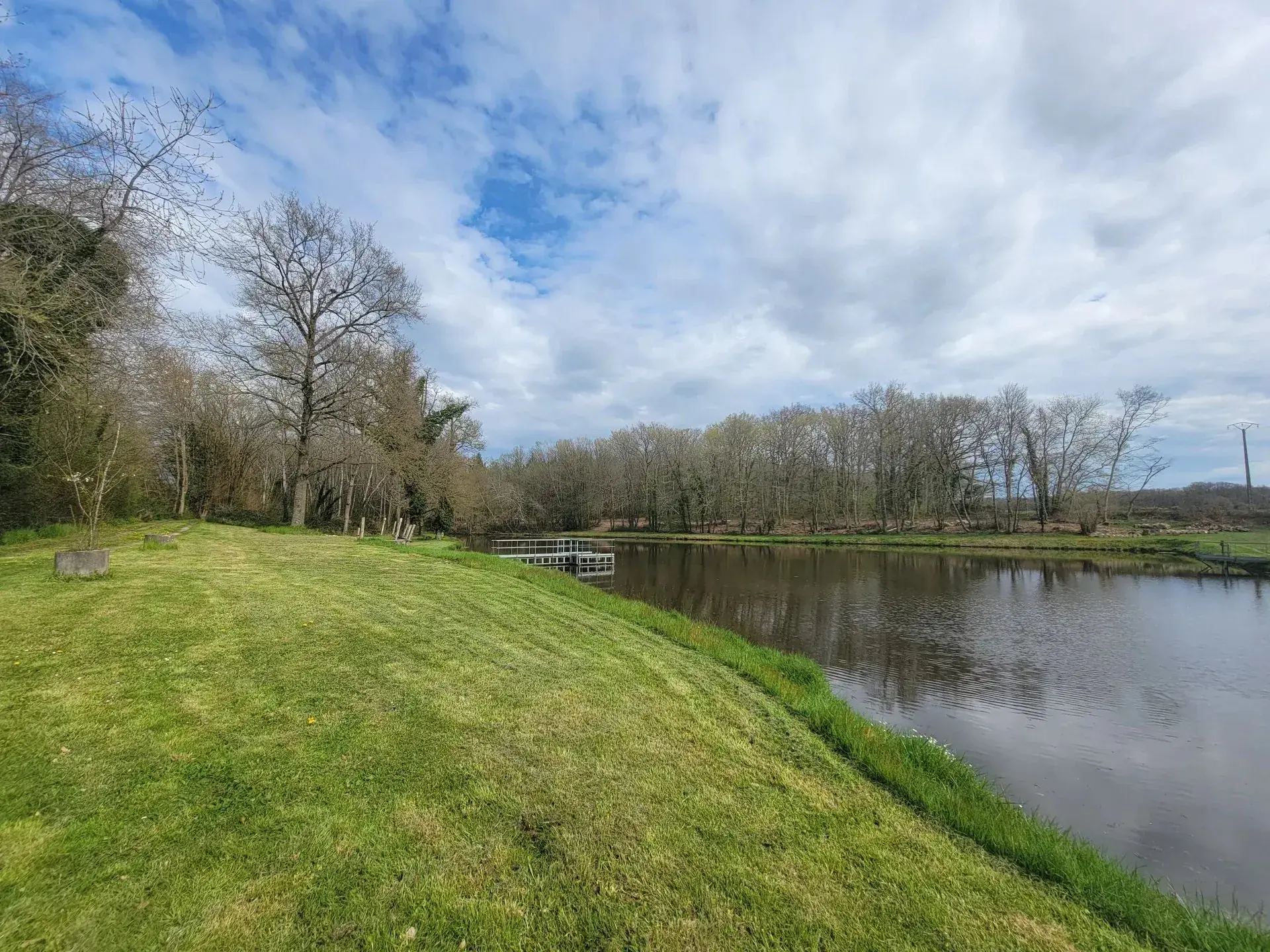 Terrain avec étangs à vendre à La Guerche-sur-l'Aubois, idéal pour passionnés de nature et pêche